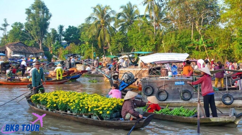 Chợ nổi Cà Mau là một địa điểm du lịch nổi tiếng của miền Tây sông nước