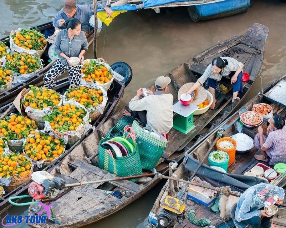 Bạn có thể mua sắm và thưởng thức đặc sản của Cà Mau ngay trên thuyền