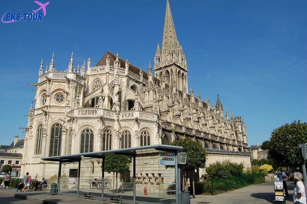 Nhà thờ  St. Pierre Cathedral mang nét kiến trúc cổ điển của Thụy Sĩ