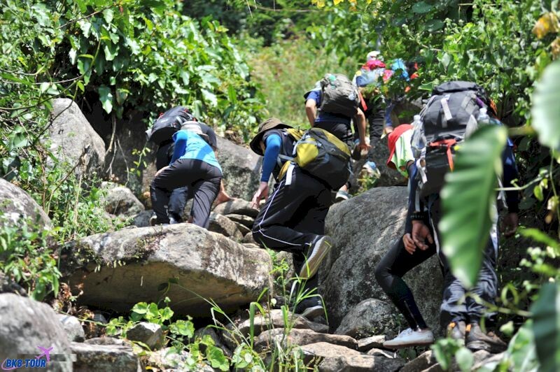 Tour trekking núi Bà Đen là hành trình khá thú vị 