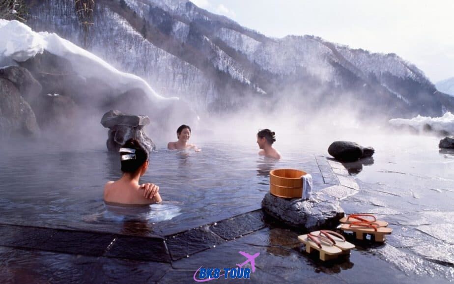 Onsen là tắm suối nước nóng tự nhiên