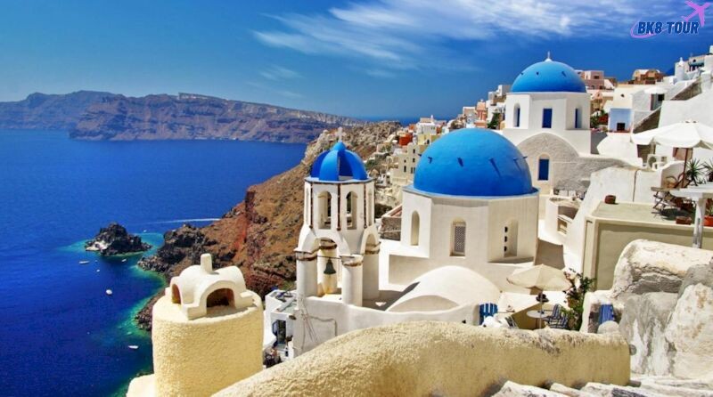 Đảo Santorini nên là một điểm đến khi bạn đi tour du lịch Châu Âu từ Mỹ