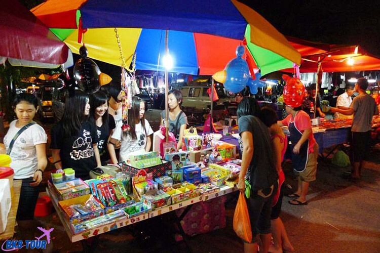 Chợ đêm Gadong Night Market thu hút đông đảo khách du lịch vào mỗi tối