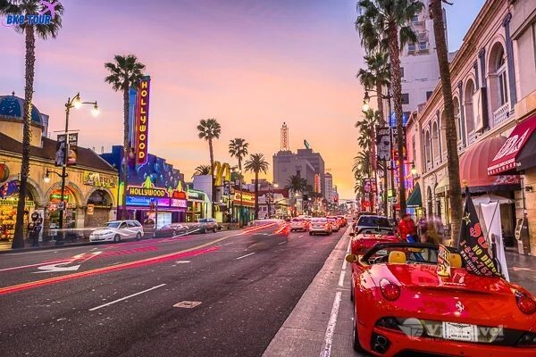 Máy bay là phương tiện di chuyển tới Los Angeles nhanh và tiện nhất