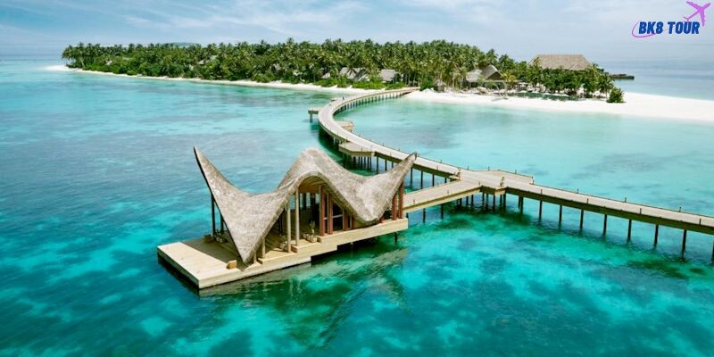 Maldives có nước biển trong màu ngọc bích và bãi cát trắng mịn