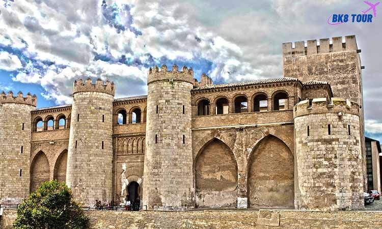 Check in tại cung điện Palacio de la Aljafería