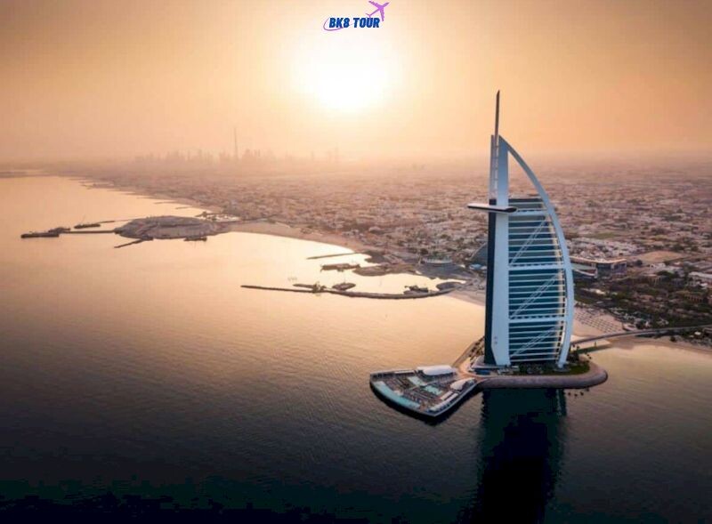 Khách sạn 7 sao Burj Al Arab là một trong những kiến trúc nổi bật của Dubai