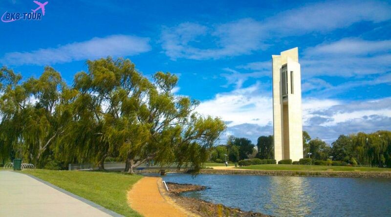 Tháp chuông National Carillon là điểm đến bạn nên tham quan khi du lịch Úc