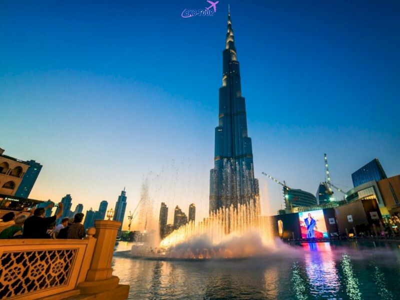 Vẻ đẹp của tòa nhà Burj Khalifa vào lúc hoàng hôn 