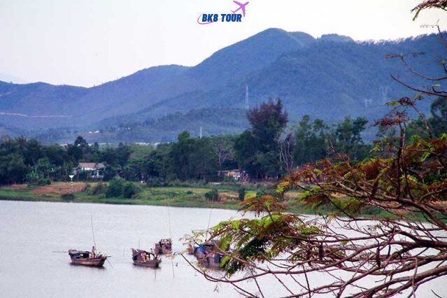 Tham quan núi Ngự Bình trong tour Huế 2 ngày 1 đêm