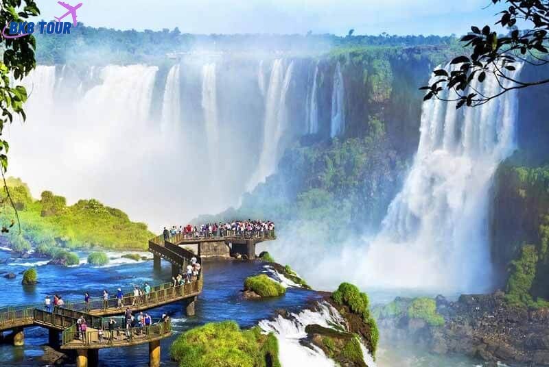 Thác Iguazu nằm ở biên giới nhìn từ xa trông hùng vĩ