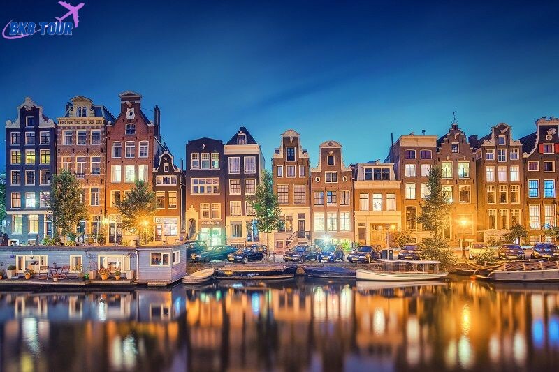 Cổng thành Amsterdamse Port - điểm đến hấp dẫn khi đến Hà Lan