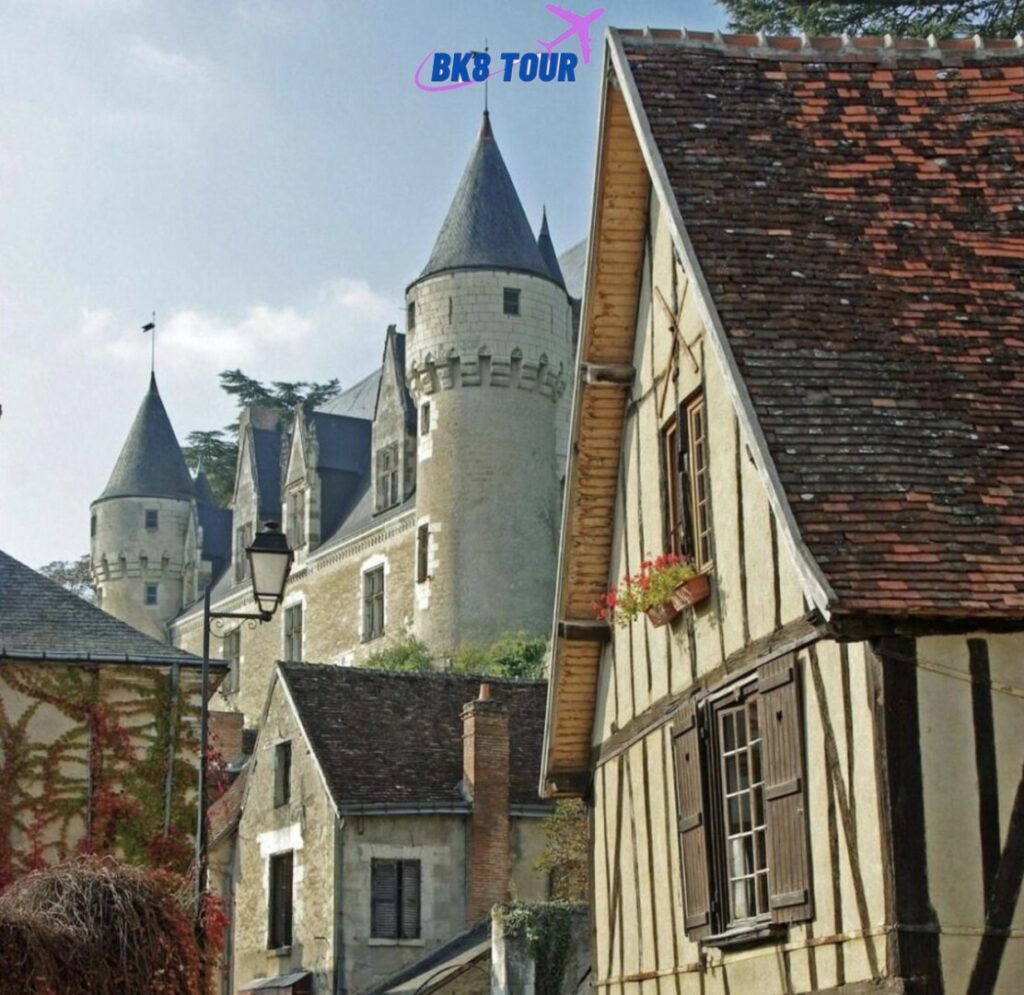Du lịch Pháp khám phá làng Montresor là chọn lựa của nhiều du khách