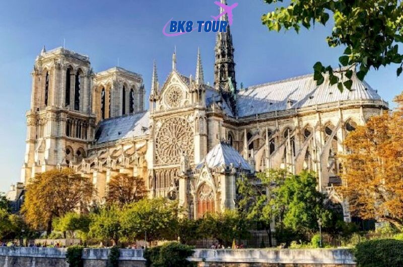Nhà thờ Đức Bà trong lịch trình du lịch Pháp